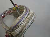 une sculpture représentant un panier, réalisée à partir de vieux magazines