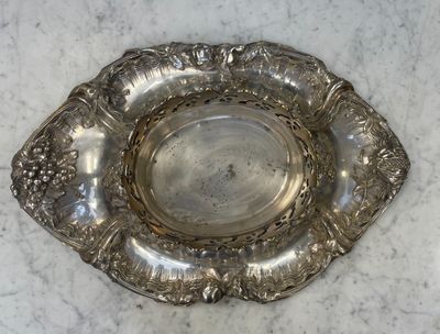 un plateau d'argent posé sur une table