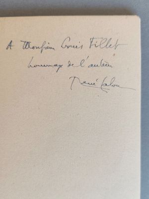 gros plan d'une feuille de papier sur laquelle on peut lire une écriture manuscrite