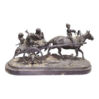 statue en bronze représentant une calèche tirée par un cheval, avec trois hommes à bord
