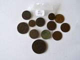 un lot de pièces de monnaie posées sur une table