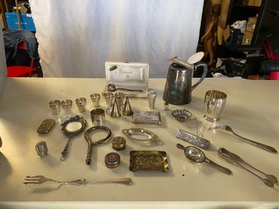 une table sur laquelle sont disposés de nombreux couverts