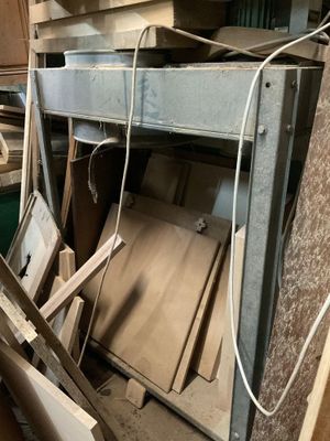 une photo montrant un tas de vieilleries dans une pièce