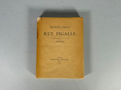 gros plan d'un livre sur une table à fond blanc