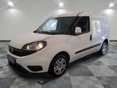 la camionnette blanche est garée sur un sol carrelé en damier