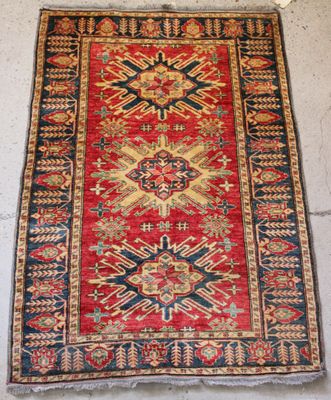 un vieux tapis accroché au mur d'une pièce