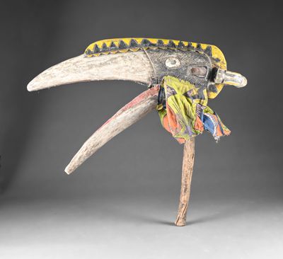 une image représentant une sculpture d'un oiseau au long bec