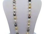 gros plan d'un collier de perles sur un mannequin