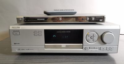 un lecteur CD Sony avec sa télécommande posée dessus, sur une table