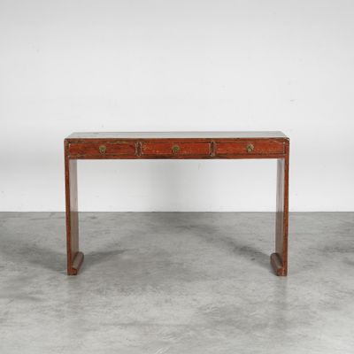 une petite table en bois avec deux tiroirs et un plateau en marbre