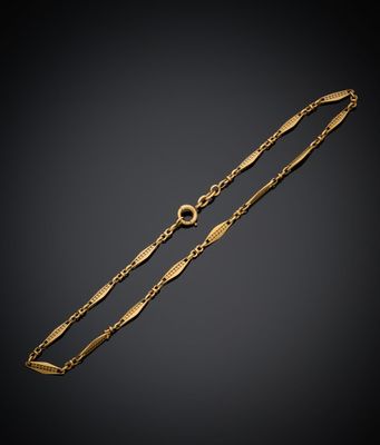 une paire de bracelets en or sur fond noir