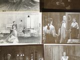 plusieurs vieilles photos en noir et blanc montrant des personnes dans un salon
