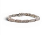 un bracelet en diamants sur fond blanc