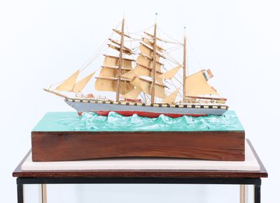 une maquette de bateau en bois posée sur une table