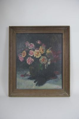 un tableau de fleurs dans un vase sur le mur