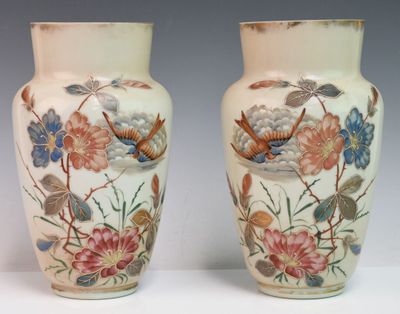 deux vases ornés de fleurs et d'oiseaux