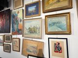 de nombreuses photos encadrées sur le mur de cette pièce