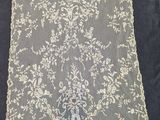un gros plan sur un chemin de table posé sur une table noire