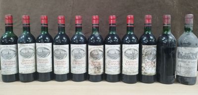 plusieurs bouteilles de vin sont alignées sur une table