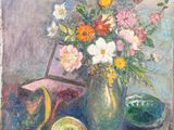 tableau représentant un vase de fleurs et une corbeille de fruits posés sur une table