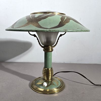 une lampe posée sur une table avec une lumière dessus
