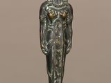 une statue égyptienne représentant une femme tenant un bébé dans ses bras