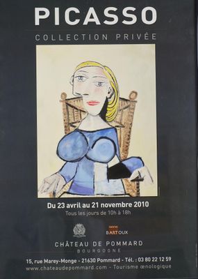 une affiche représentant une femme en robe bleue