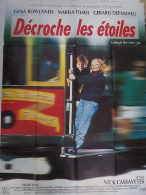 affiche de cinéma française représentant une femme appuyée contre un poteau devant un bus