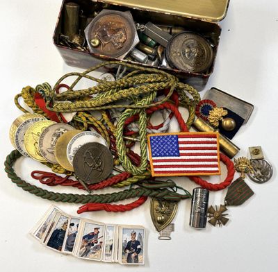 une boîte remplie d'objets militaires posée sur une table blanche