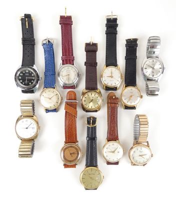 Plusieurs types de montres sont alignées sur une surface blanche