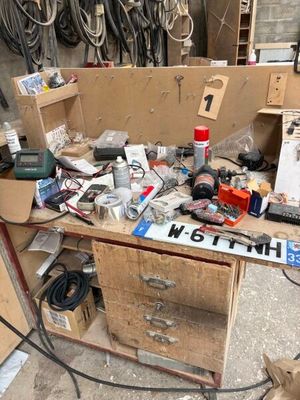 un établi sur lequel sont posés de nombreux outils