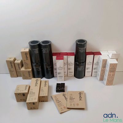beaucoup de cartons et de colis sur la table