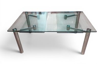 une table en verre avec des pieds en métal et un plateau en verre