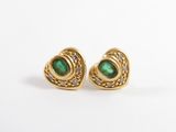 une image d'une paire de boucles d'oreilles en émeraude et diamant