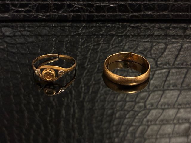 Alliance et petite bague à décor d’un éclat. Poids brut : 4gr. Fr