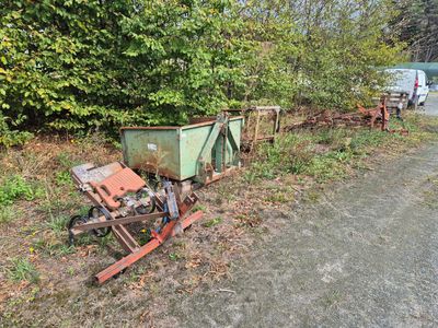une petite remorque garée sur le bord de la route