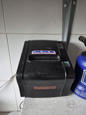 une bouteille bleue et une poubelle noire posées sur un plan de travail