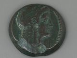 une ancienne pièce de bronze sur laquelle figurent un cheval et un cavalier