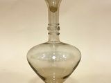 une bouteille en verre transparent munie d'un bouchon en verre