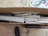 une boîte en carton remplie de papier toilette et une paire de chaussures
