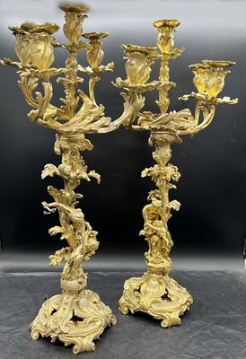 paire de candélabres anciens en laiton avec fleurs et feuilles