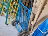 Il y a de nombreux types de diables et de chariots dans ce garage