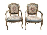 paire de fauteuils de style Louis XV avec coussins rembourrés à motifs floraux