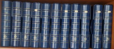 de nombreux livres bleus sur une étagère dans une boîte à livres