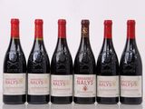 six bouteilles de vin rouge alignées sur une table