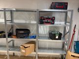 une étagère sur laquelle sont posés de nombreux outils différents, dans une pièce
