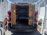 une camionnette blanche garée sur le parking