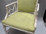 une chaise blanche avec une assise rembourrée verte