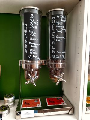 deux machines à café posées sur une étagère