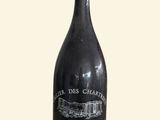 une bouteille de vin posée sur une table